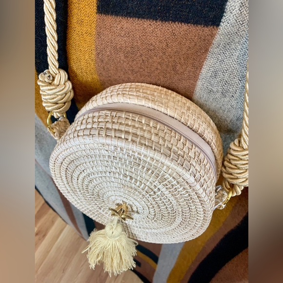 Minimalist Round Handwoven Shoulder Bag with Gold Tassels - Elegant Summer Bag - Picture 3 of 5